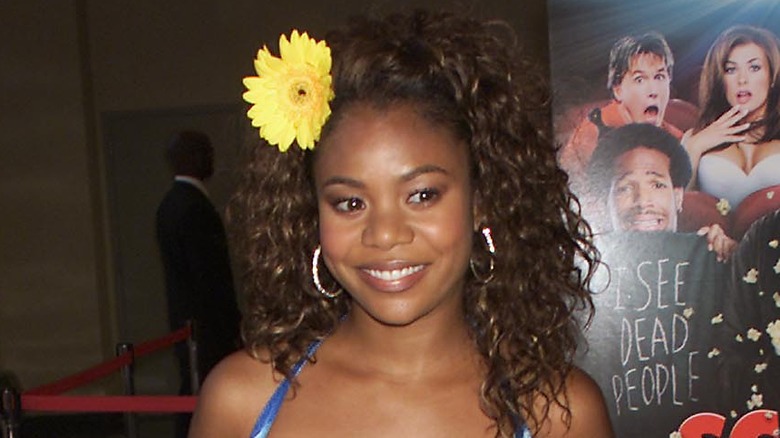 Regina Hall smiling for the premiere of Scary Movie