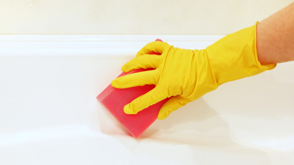 woman clean bathtub