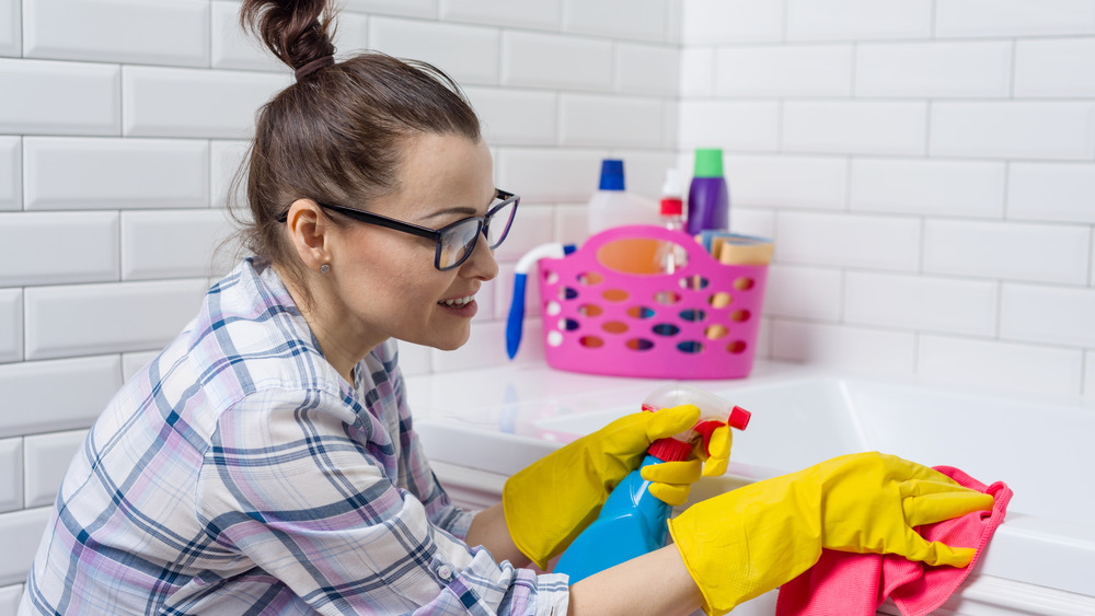 How to Clean a Bathtub So You Can Enjoy a Proper Soak