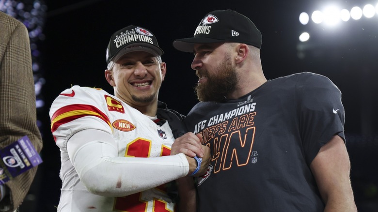 Patrick Mahomes Travis Kelce clasping hands
