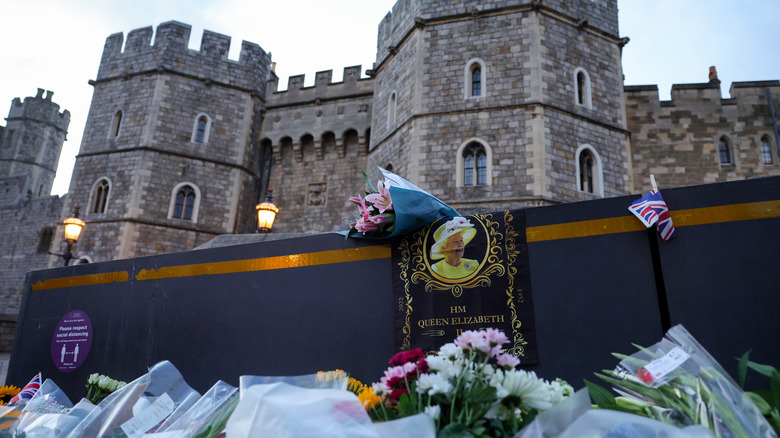 Flowers pile outside Windsor Castle as tribute to Queen Elizabeth II
