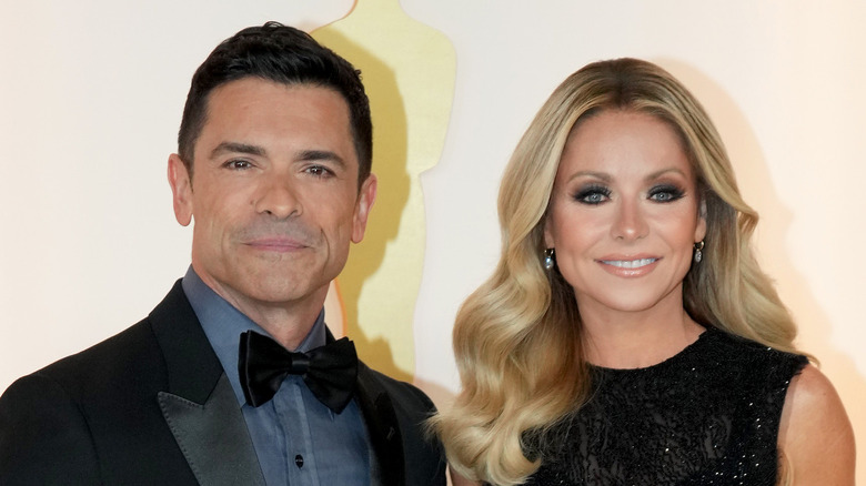 Mark Consuelos and Kelly Ripa on red carpet