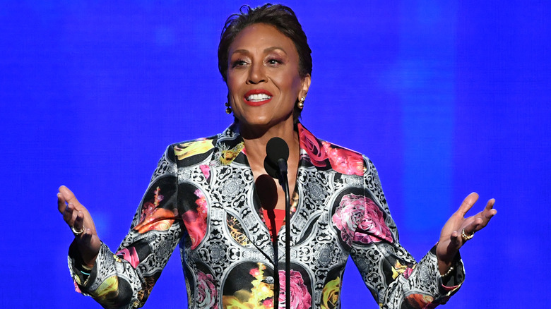 Robin Roberts accepting award, smiling