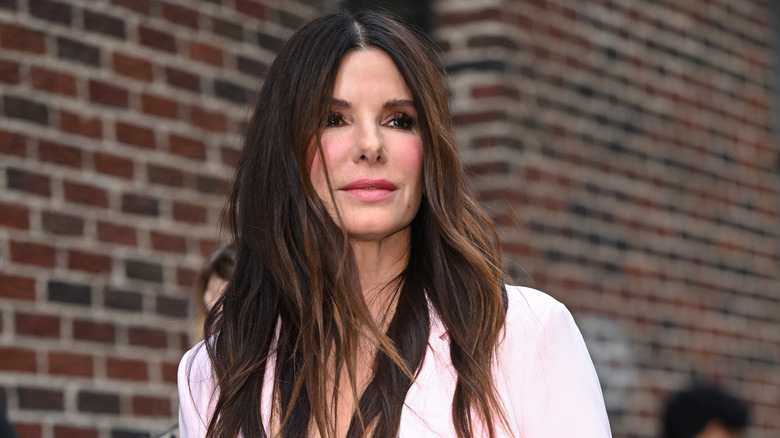 Sandra Bullock posing for pictures 