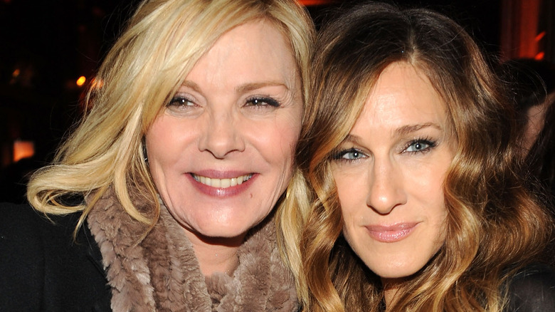 Sarah Jessica Parker and Kim Cattrall smiling