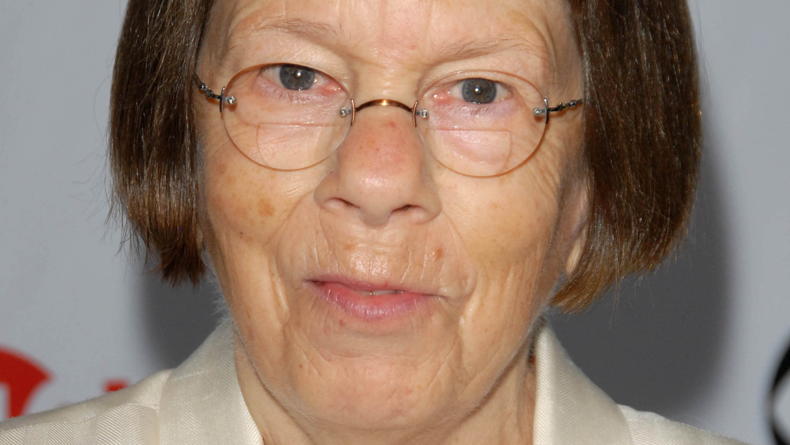 How Tall Is Linda Hunt?