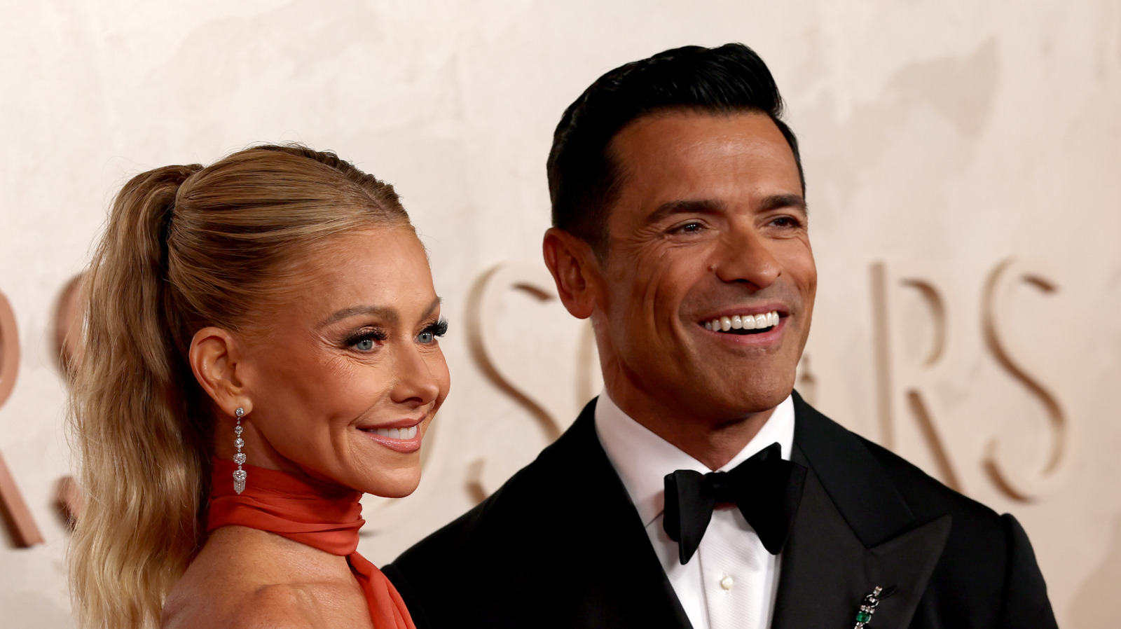 マーク・コンスエロスの身長はどれくらいですか？ケリー・リパとの2025年のオスカーのデートの夜の外観は彼に正義をしません
