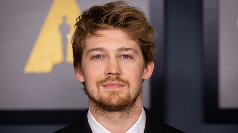 Joe Alwyn posing at award ceremony