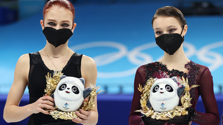 Anna Shcherbakova and Alexandra Trusova at the flower ceremony