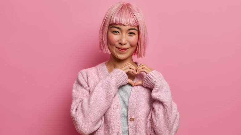 Woman with a pink boyfriend bob hairstyle