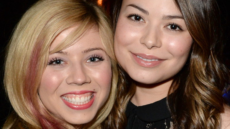 Jennette McCurdy and Miranda Cosgrove smiling