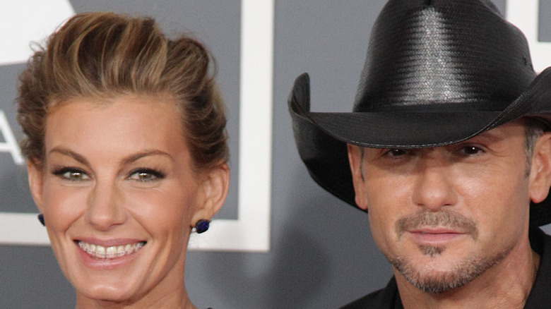 Tim McGraw and Faith Hill posing