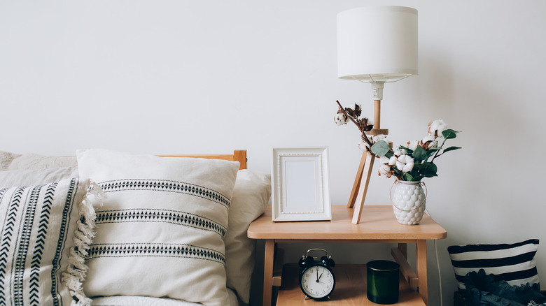 Bedroom with lamp 