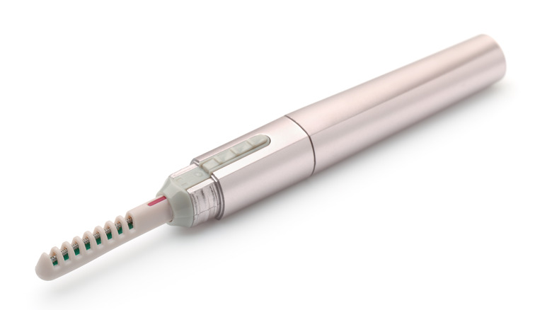 An electric eyelash curler