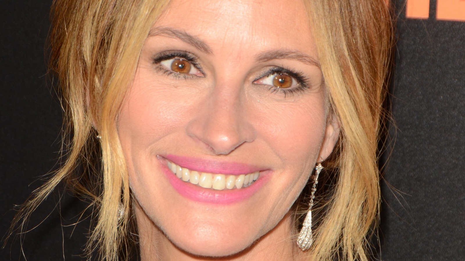 How To Recreate Julia Roberts' Iconic 90's Curls