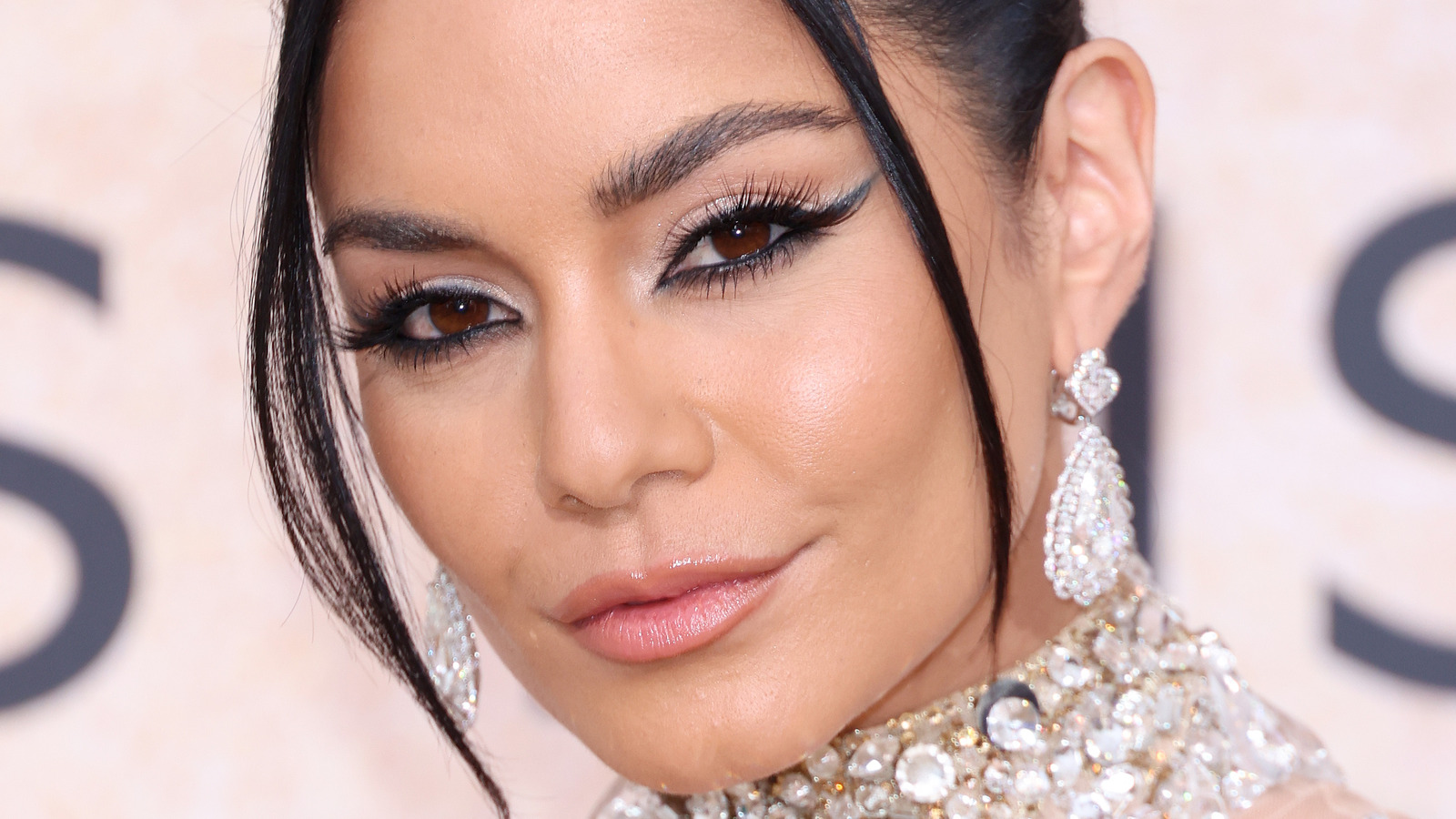 How To Recreate Vanessa Hudgens Cat Eye