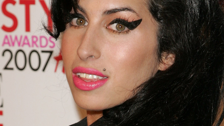 Red Lipstick Amy Winehouse Flat Card Face Fancy Dress Mask Celebrity Mask
