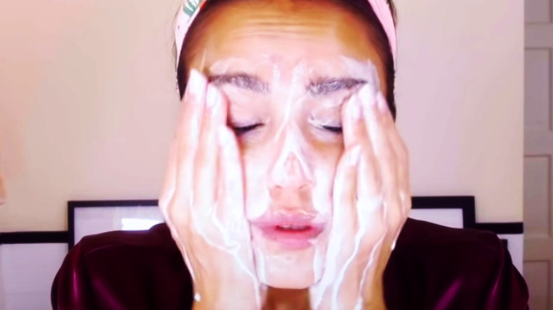 jessica alba washing skin face