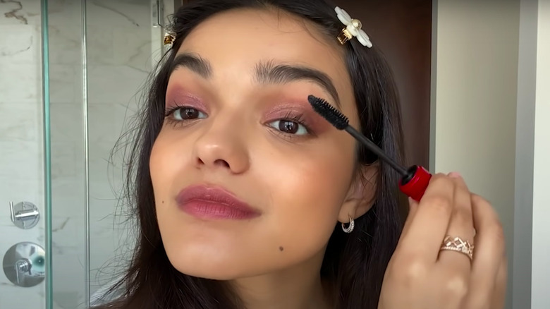 Rachel Zegler applies mascara