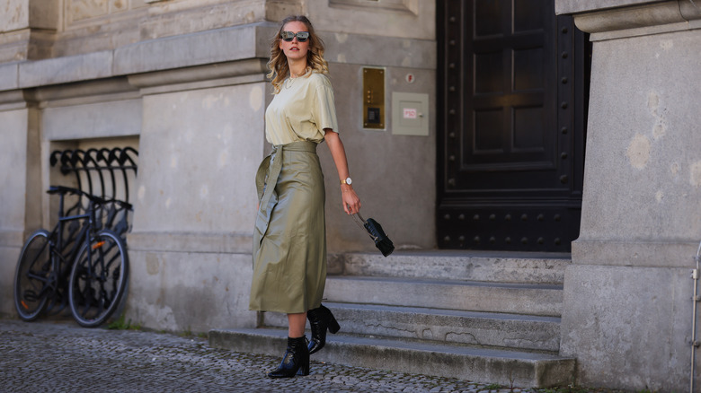 Woman with a midi skirt and booties