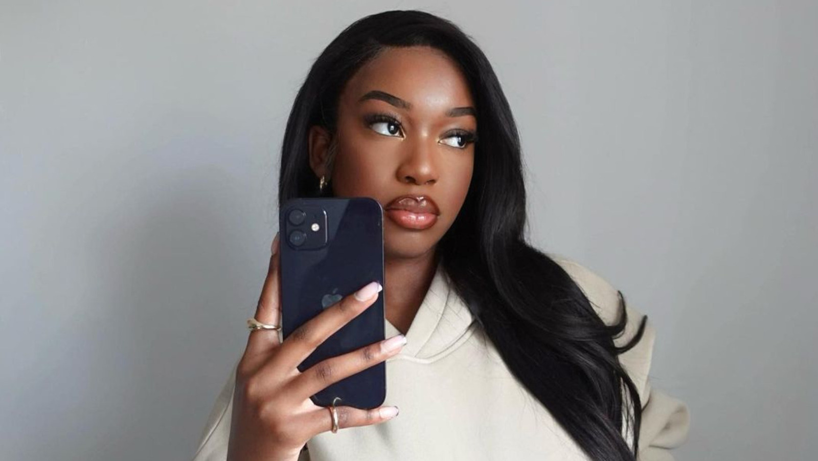 Using The White Highlighter Hack Can Give You A More Lifted Look 247