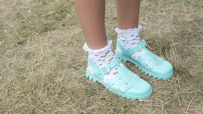 Woman wearing mint-colored JuJu jelly shoes