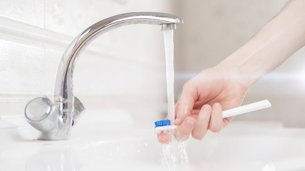 Cleaning toothbrush