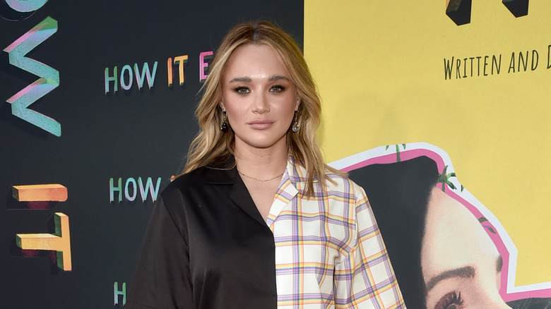 Hunter King posing at an event