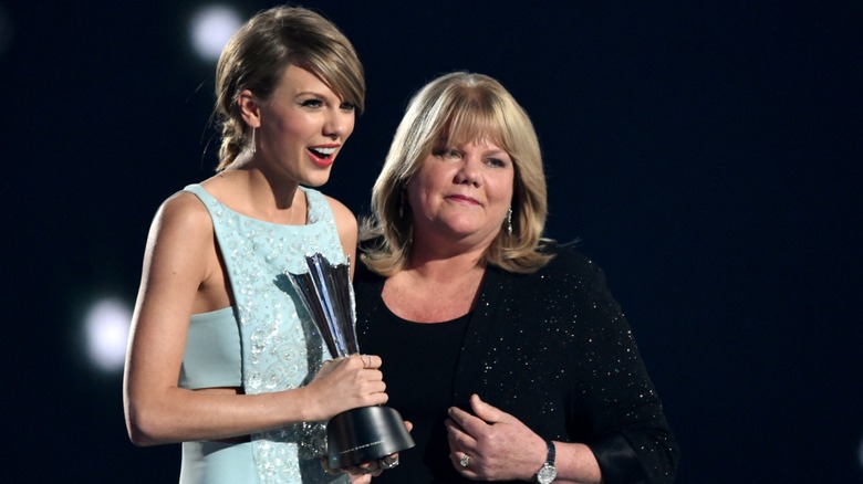 Taylor Swift and her mother Andrea Swift accept an award at the 2015 ACM Awards