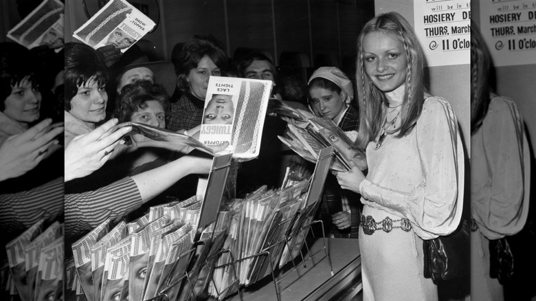 Twiggy smiling with fans