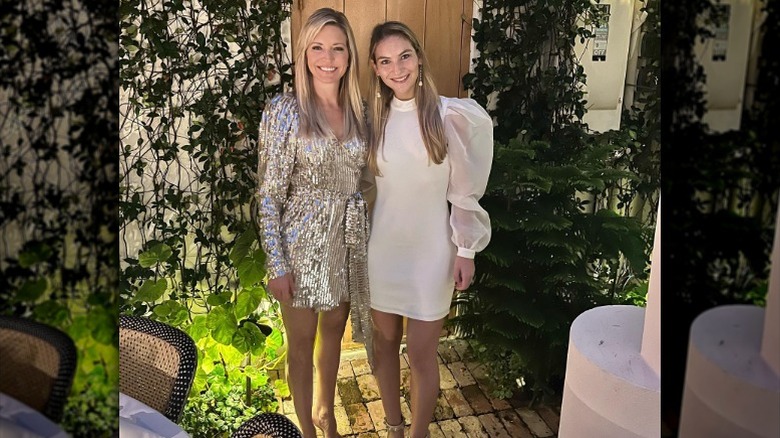 Ainsley Earhardt celebrates the new year in a short, sparkling dress (2023)