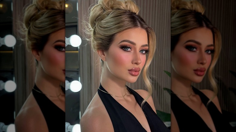 Valeria Márquez poses indoors near vanity lights