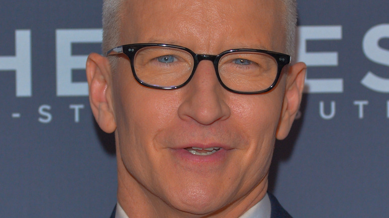 Anderson Cooper posing on red carpet