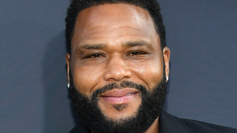 Anthony Anderson poses on the red carpet