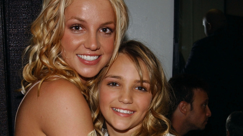 Britney Spears and Jamie Lynn Spears hugging