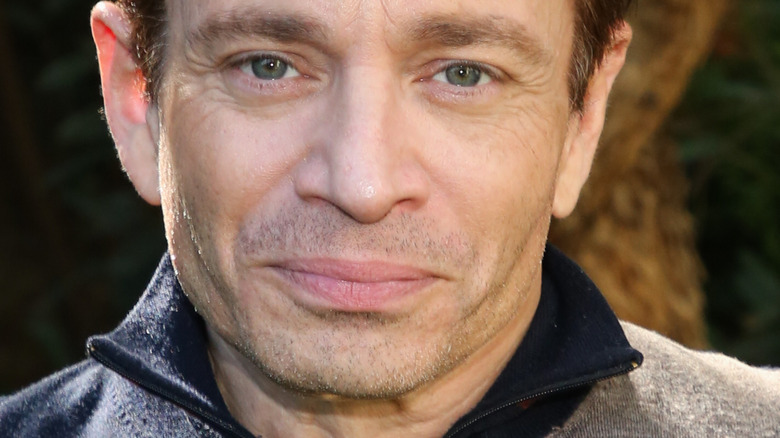 Chris Kattan poses for cameras