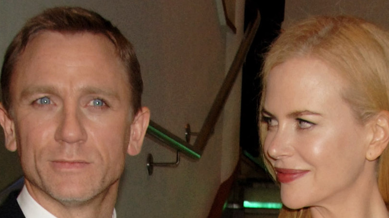 Daniel Craig and Nicole Kidman posing at the premiere of their film "The Invasion"