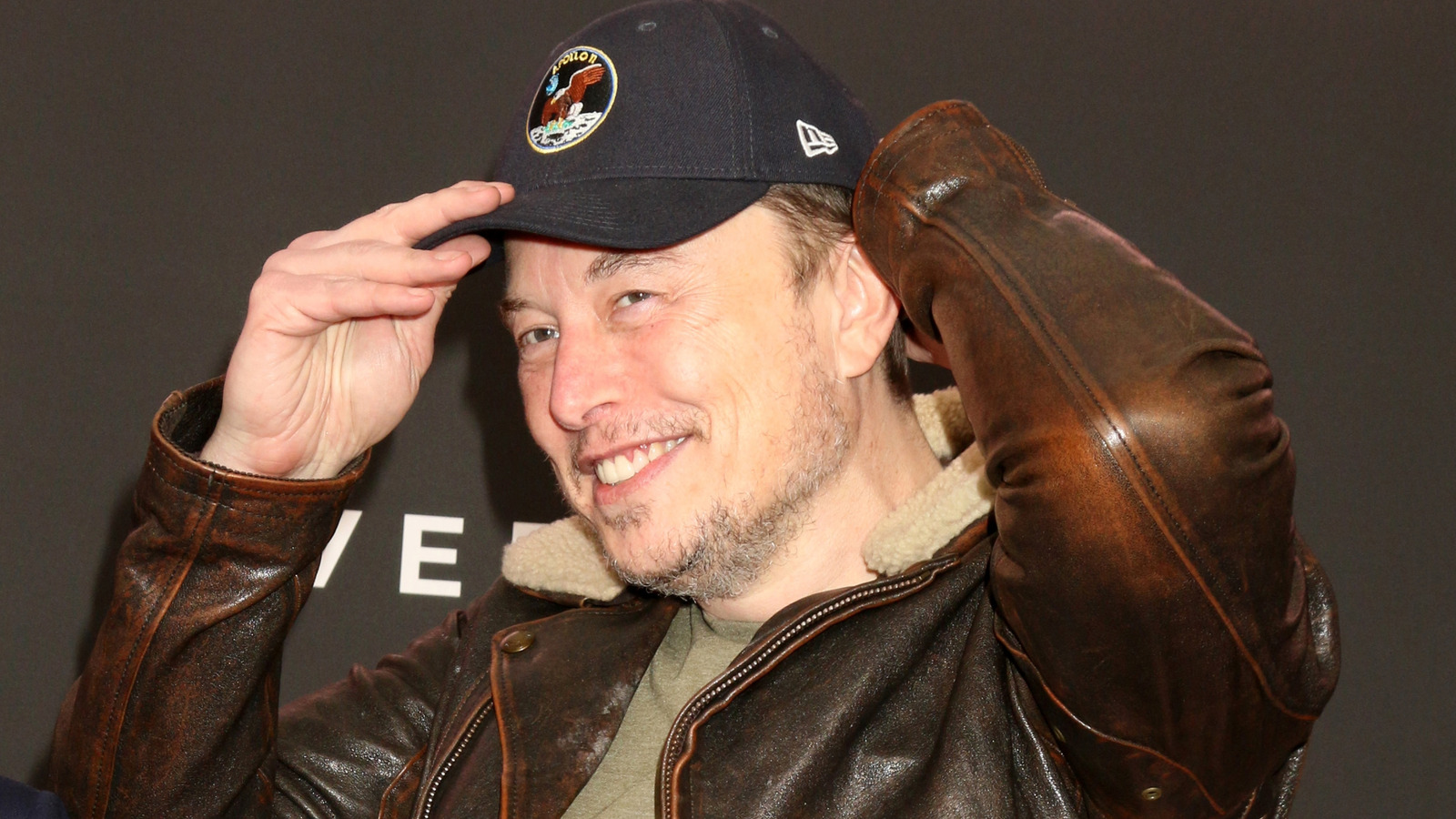 イーロン・マスクと王室との一見勝手な関係の内部
