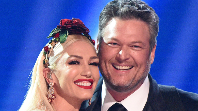 Blake Shelton and Gwen Stefani smiling 