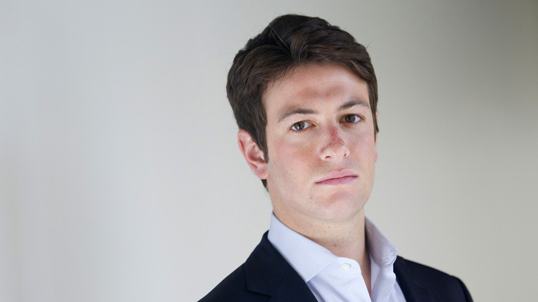 Josh Kushner posing 