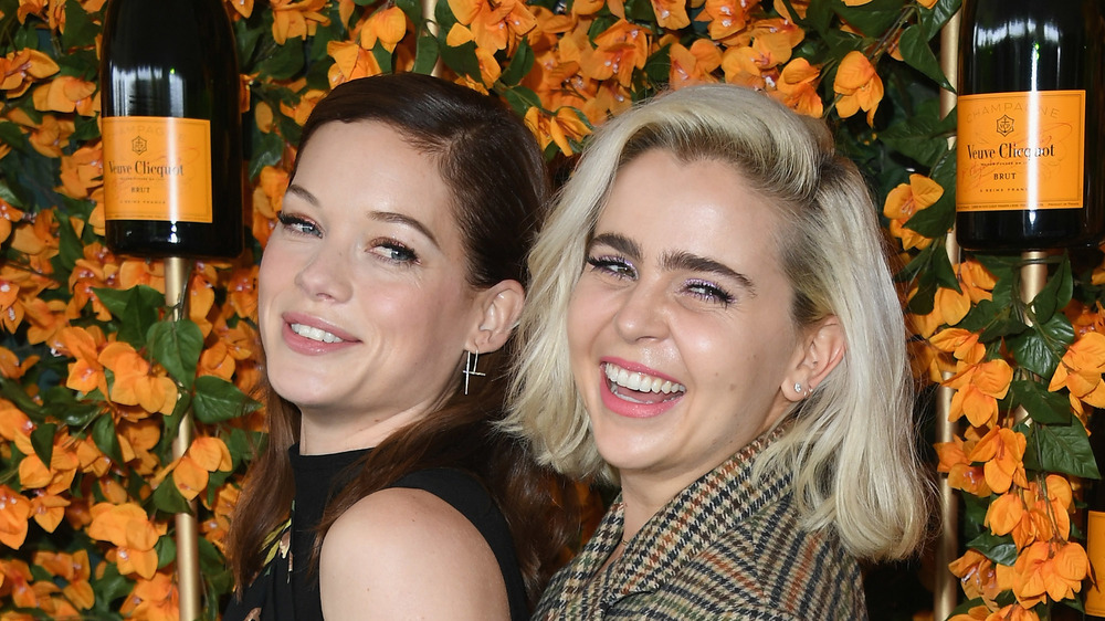 Jane Levy ,Mae Whitman smiling