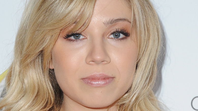 Jennette McCurdy poses on the red carpet