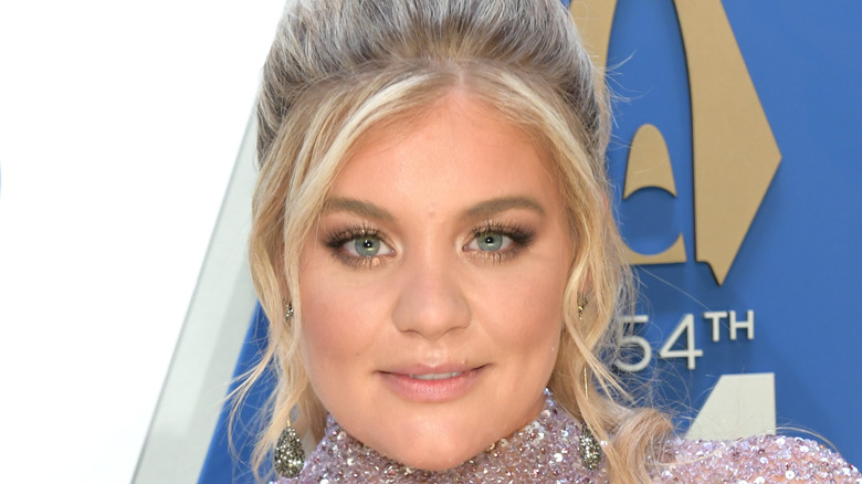 Lauren Alaina posing on red carpet