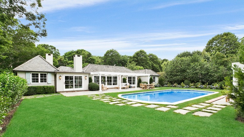 Rachael Ray's Southampton home exterior