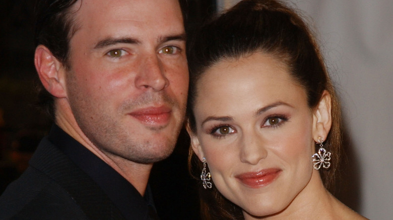 Scott Foley and Jennifer Garner smiling on the red carpet.