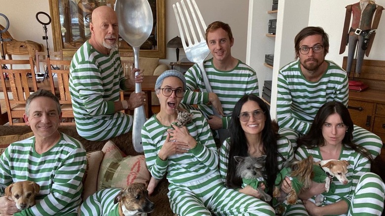 The Willis family (and more) taking goofy pics during the 2020 COVID-19 lockdown