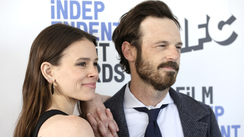 Sosie Bacon and Scoot McNairy posing together 