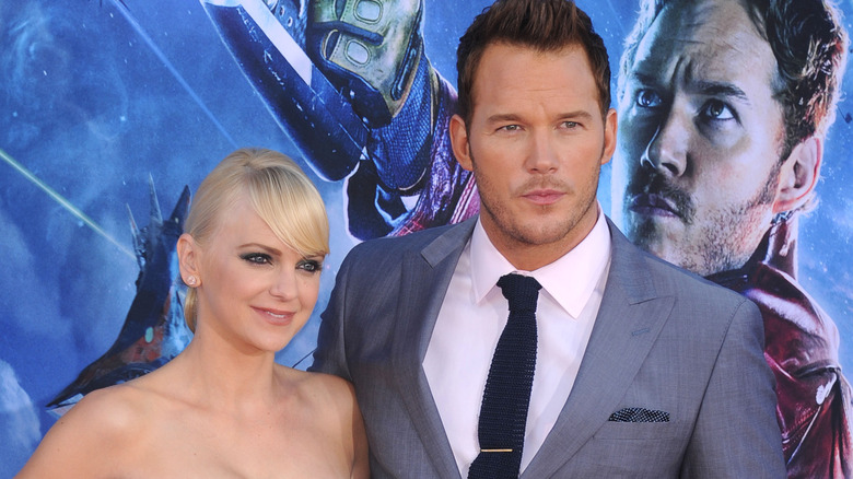 Anna Faris and Chris Pratt posing