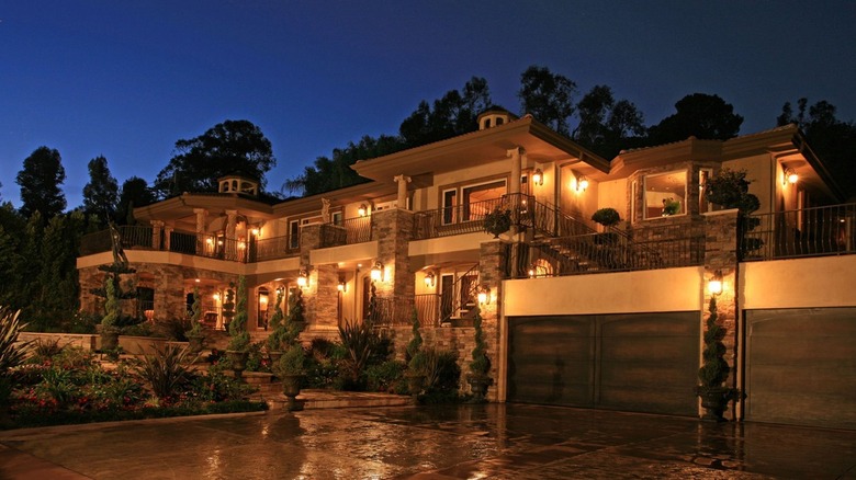 exterior of Keeping Up With the Kardashians home