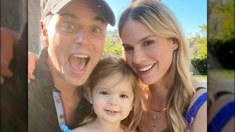 Darin Brooks and Kelly Kruger posing with their daughter Everleigh